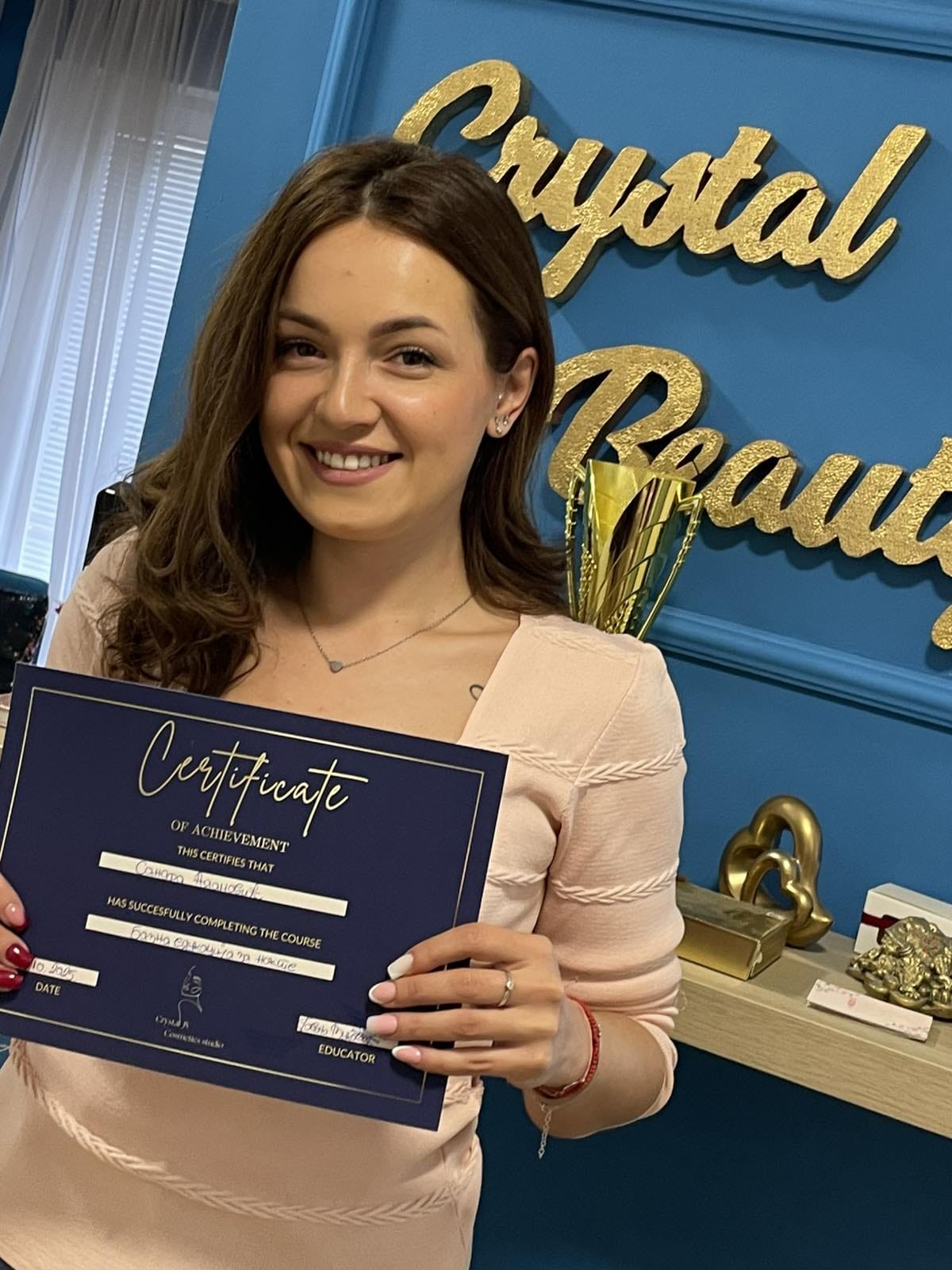 Sandra drži sertifikat o završenoj edukaciji